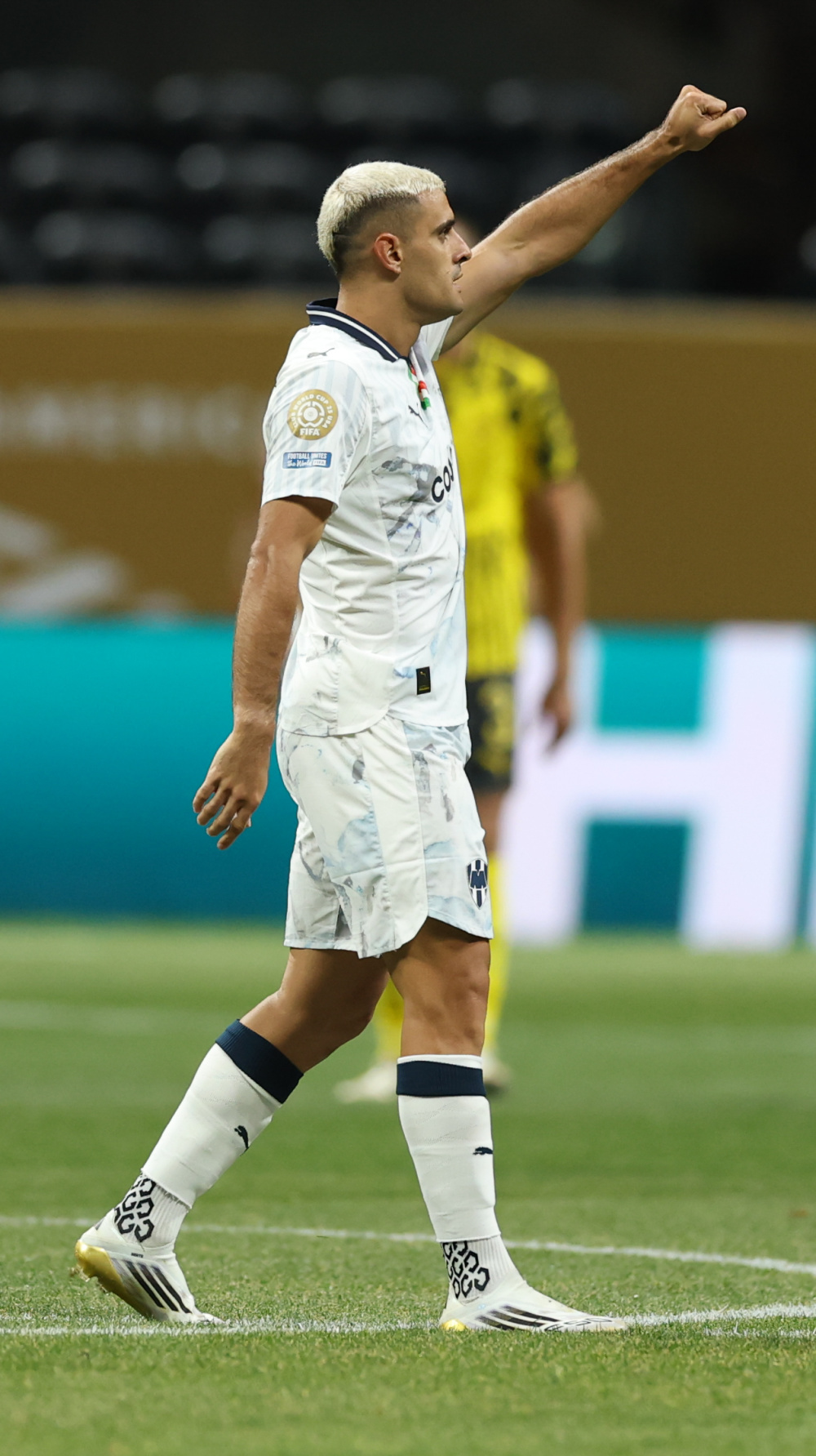 乐动体育-多特蒙德止步强，未能继续晋级欧冠(多特蒙德状态火爆锁定德甲半程冠军,全队身价首破5亿)